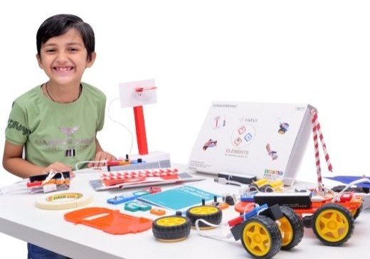 kid with havi robotics kit