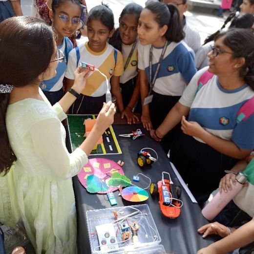 teacher explaining havi kit